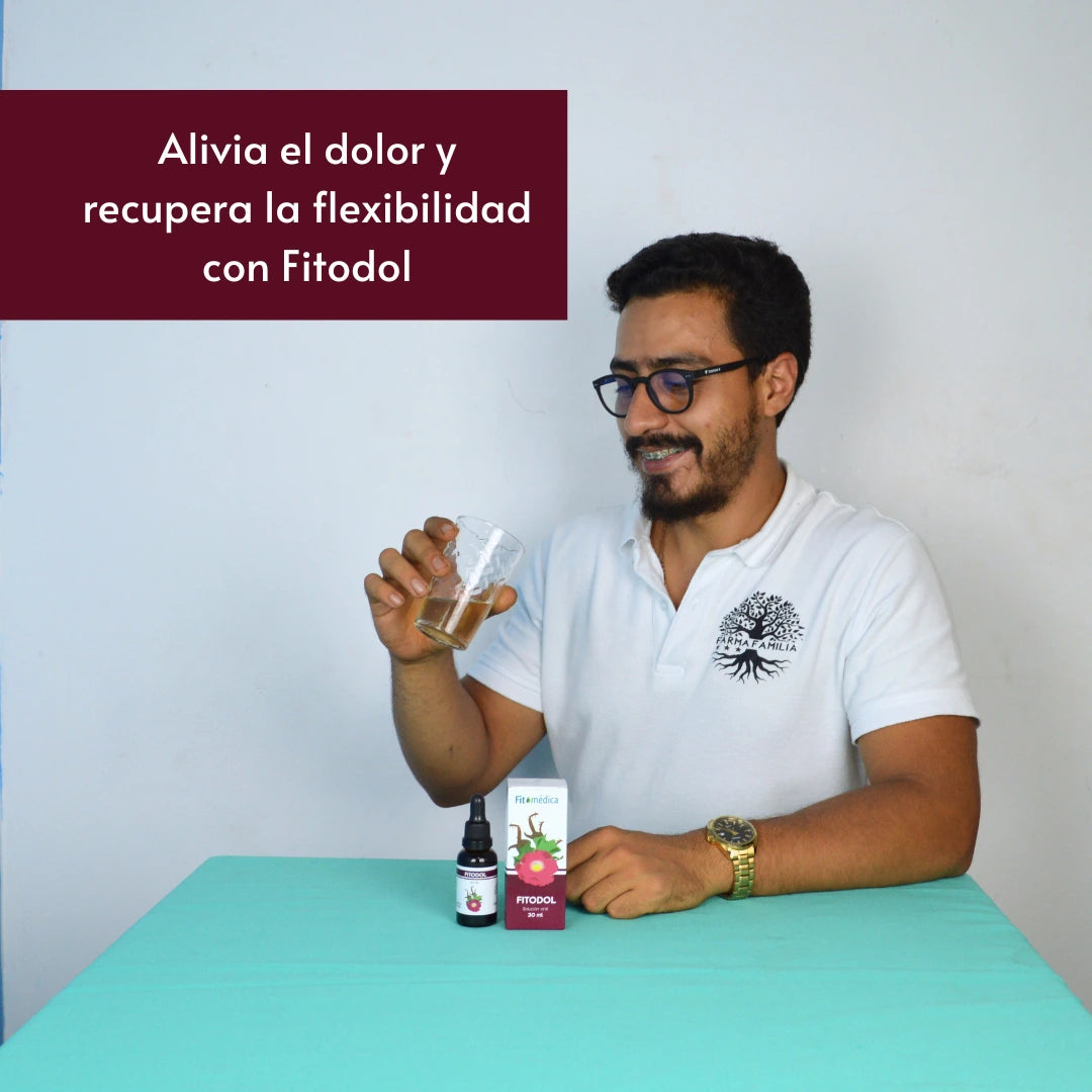 Hombre sosteniendo un vaso con el medicamento Fitodol diluido. Frente a él se encuentra el frasco y la caja de Fitodol. En la parte superior, un texto que dice: Alivia el dolor y recupera la flexibilidad con Fitodol.