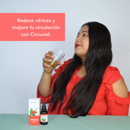 Mujer sosteniendo un vaso con el medicamento Circunat diluido. En la parte superior, un texto que dice: 'Reduce várices y mejora tu circulación con Circunat'."