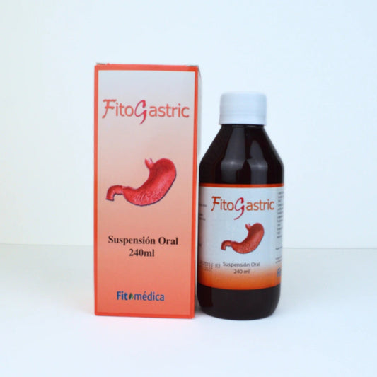Se muestra el frasco de Fitogastric de 240 ml junto a su caja. La etiqueta muestra el nombre del medicamento, con un diseño que incluye una ilustración de un estómago en tonos naranjas.