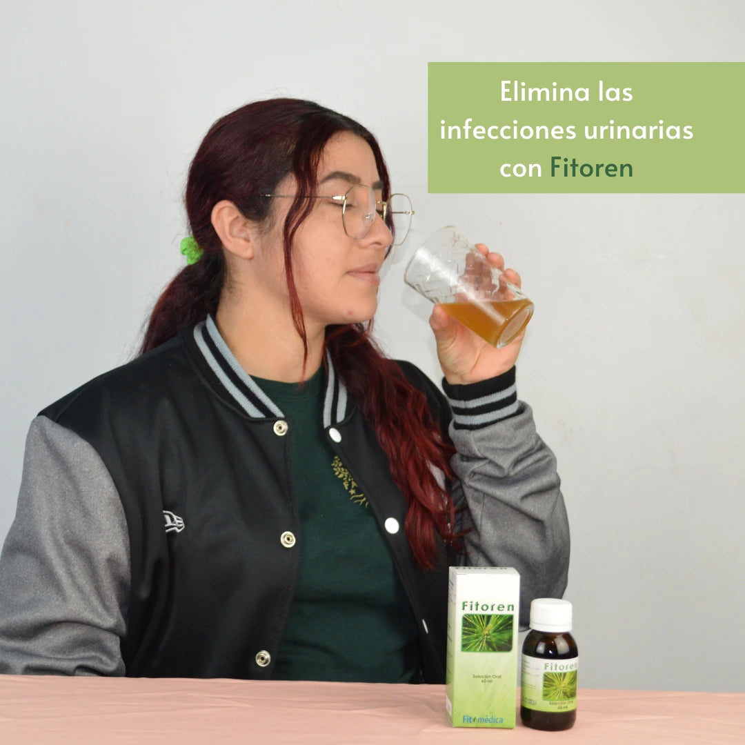 Mujer bebiendo Fitoren diluido en un vaso con agua. Frente a ella se está el frasco y la caja del medicamento. Texto en la imagen: "Elimina las infecciones urinarias con Fitoren".