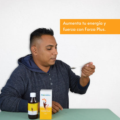 Hombre a punto de tomar una cucharada de Forza Plus. Frente a él están la caja y el frasco del medicamento. En la imagen aparece el texto: Aumenta tu energía y fuerza con Forza Plus.